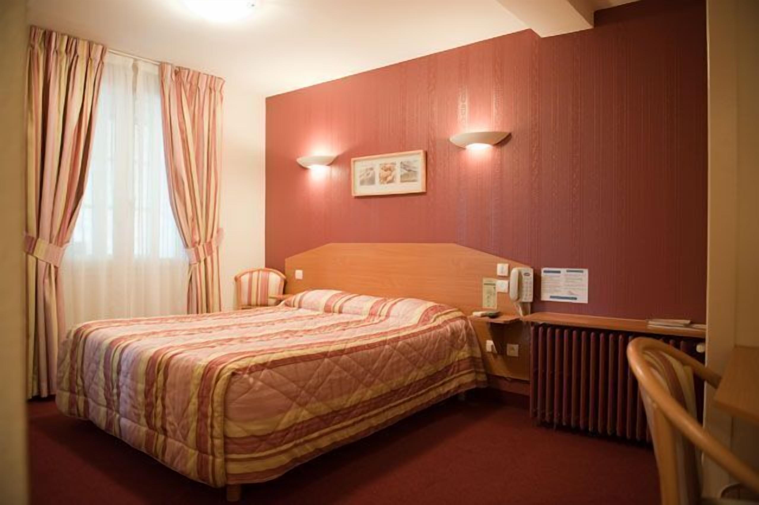 premium bedding, desk, soundproofing, cots/infant beds