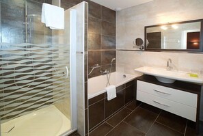 Máy sấy tóc, khăn tắm