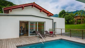 Piscine extérieure (ouverte en saison), parasols de plage