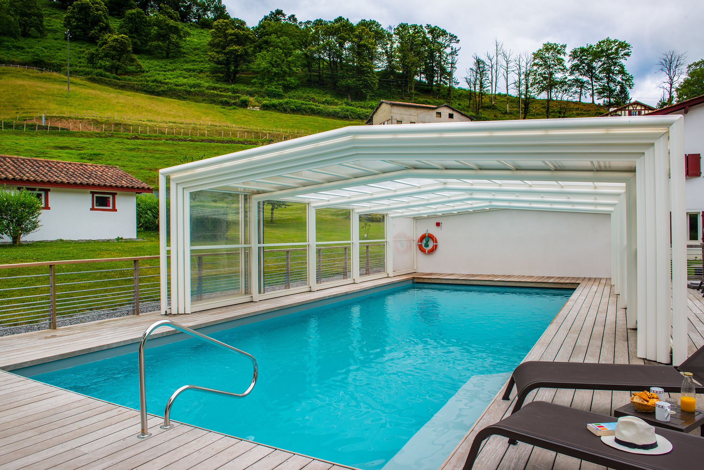 季节性开放的室外游泳池，10:00 至 19:00 开放，池畔遮阳伞，日光浴躺椅