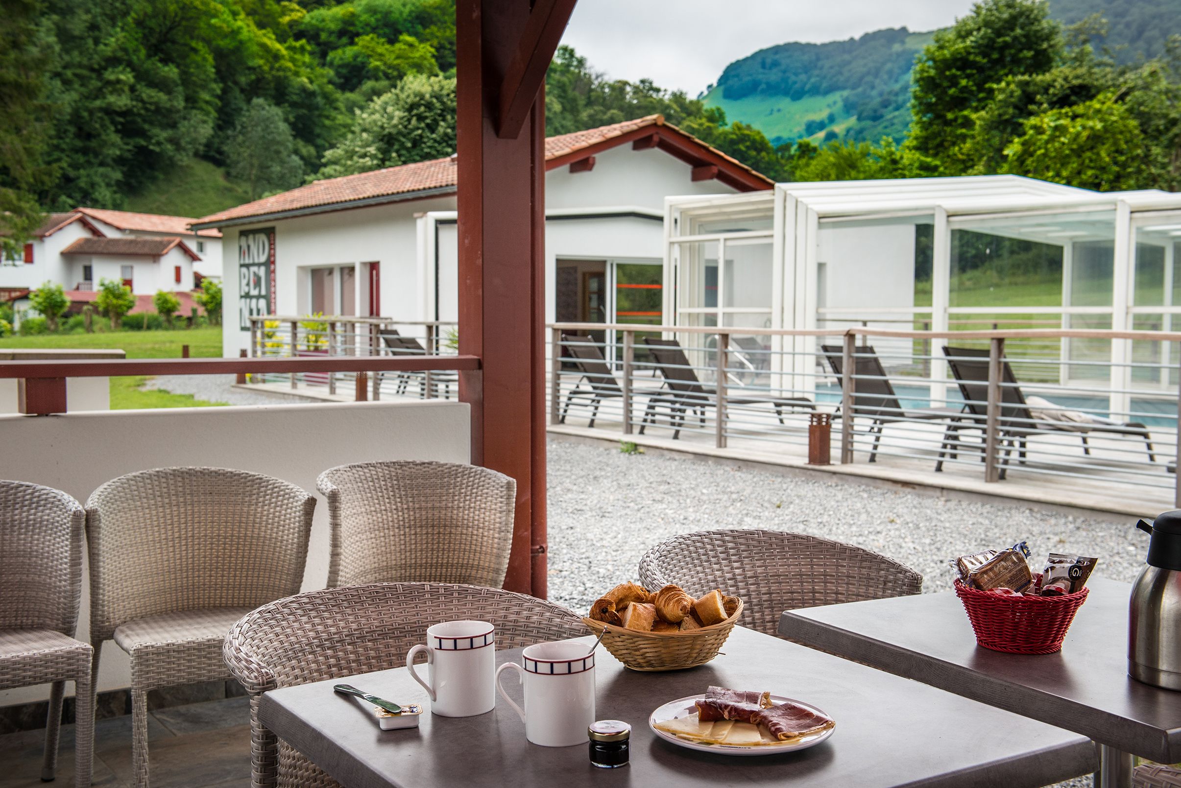 Desayuno buffet (EUR 11.00 por persona) 