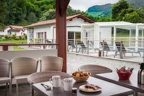 Daily buffet breakfast (EUR 11.00 per person)