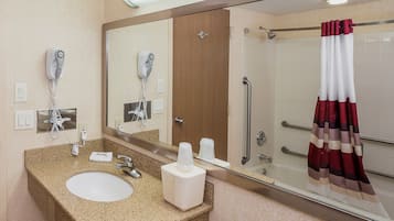 Combined shower/tub, free toiletries, hair dryer, towels