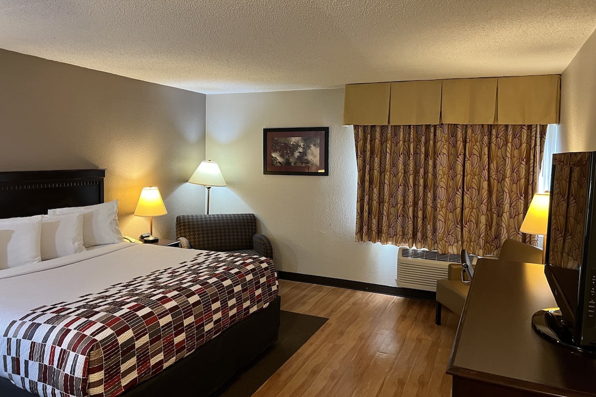 Desk, iron/ironing board, free cots/infant beds, rollaway beds