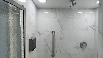 Een bad/douchecombinatie, gratis toiletartikelen, een haardroger
