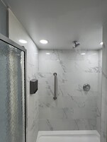 Ducha y bañera combinadas y artículos de higiene personal gratuitos