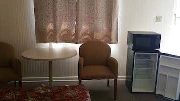 Basic Room, 1 Double Bed, Non Smoking | Living area | LED TV