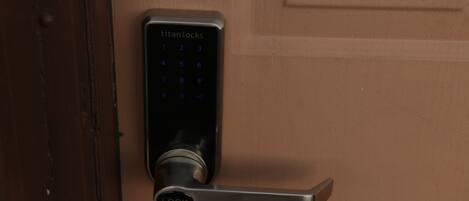 Una puerta con un teclado numérico y un candado con la etiqueta 'Titan Locks'.