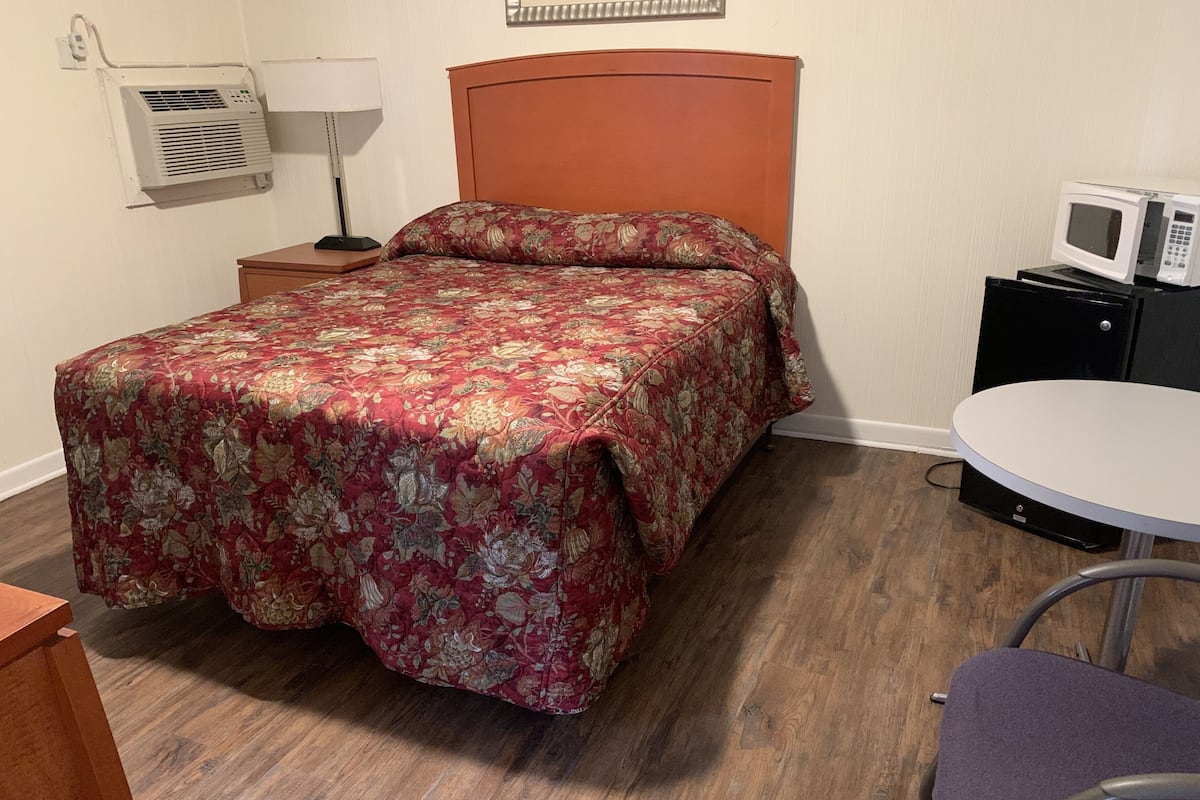 Basic Room, Non Smoking | Desk, rollaway beds, free WiFi, bed sheets