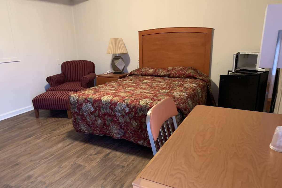 Basic Room, 1 Double Bed, Non Smoking | Desk, rollaway beds, free WiFi, bed sheets