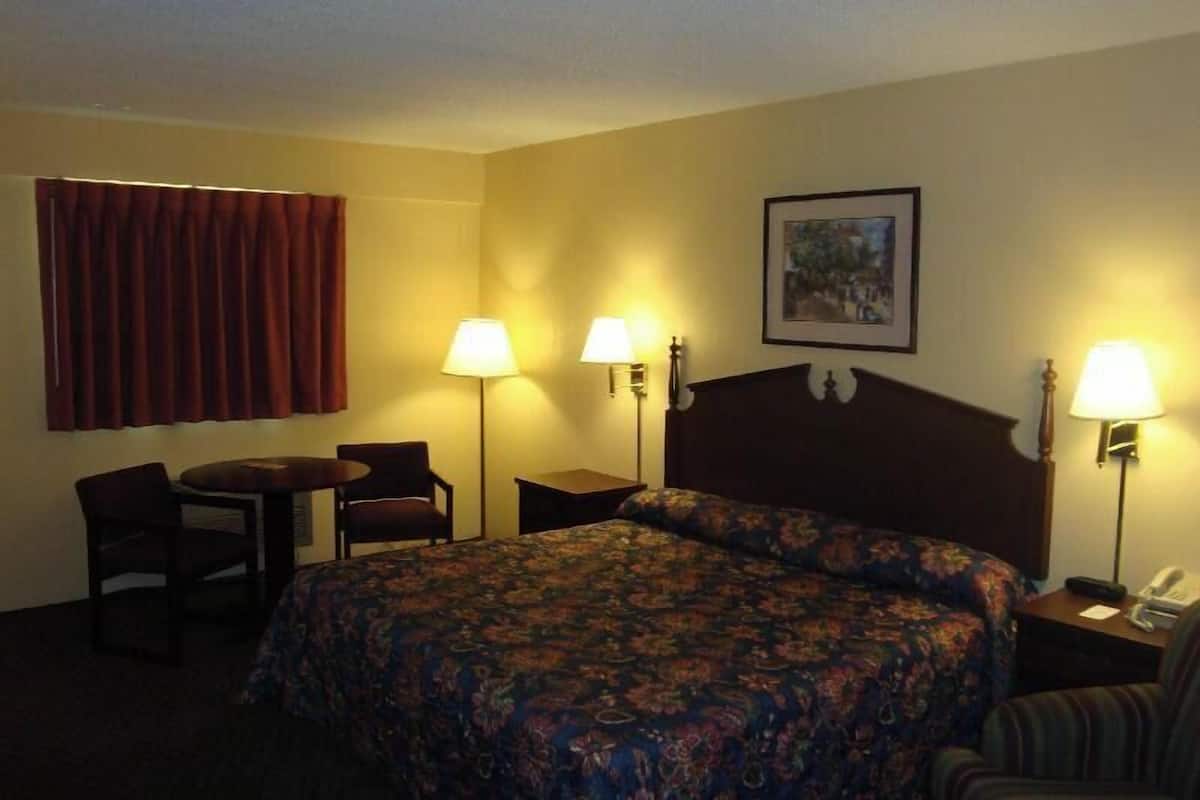 Desk, laptop workspace, iron/ironing board, free WiFi