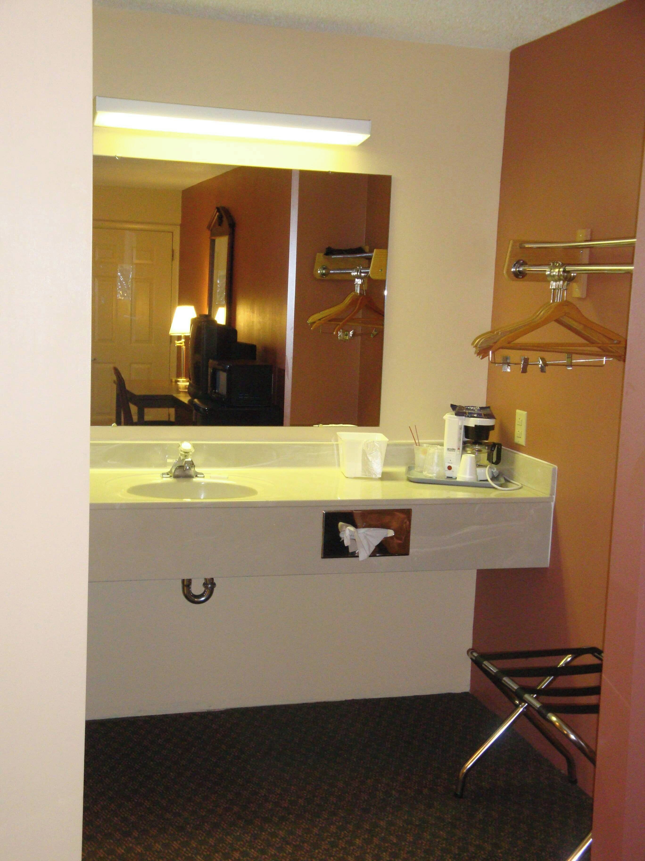 Combined shower/bathtub, free toiletries, towels
