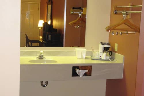 Combined shower/bathtub, free toiletries, towels