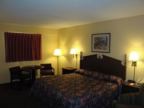One king bed non smoking | Desk, laptop workspace, iron/ironing board, free WiFi - Wilmington Inn Wilmington (Wilmington)