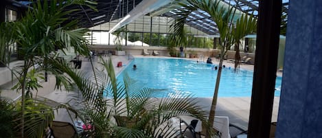 Kolam renang indoor