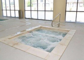 室内游泳池，日光浴躺椅