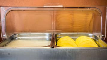 Un buffet était dressé avec deux plateaux : l’un contenait une substance blanche et l’autre, des éléments jaunes.