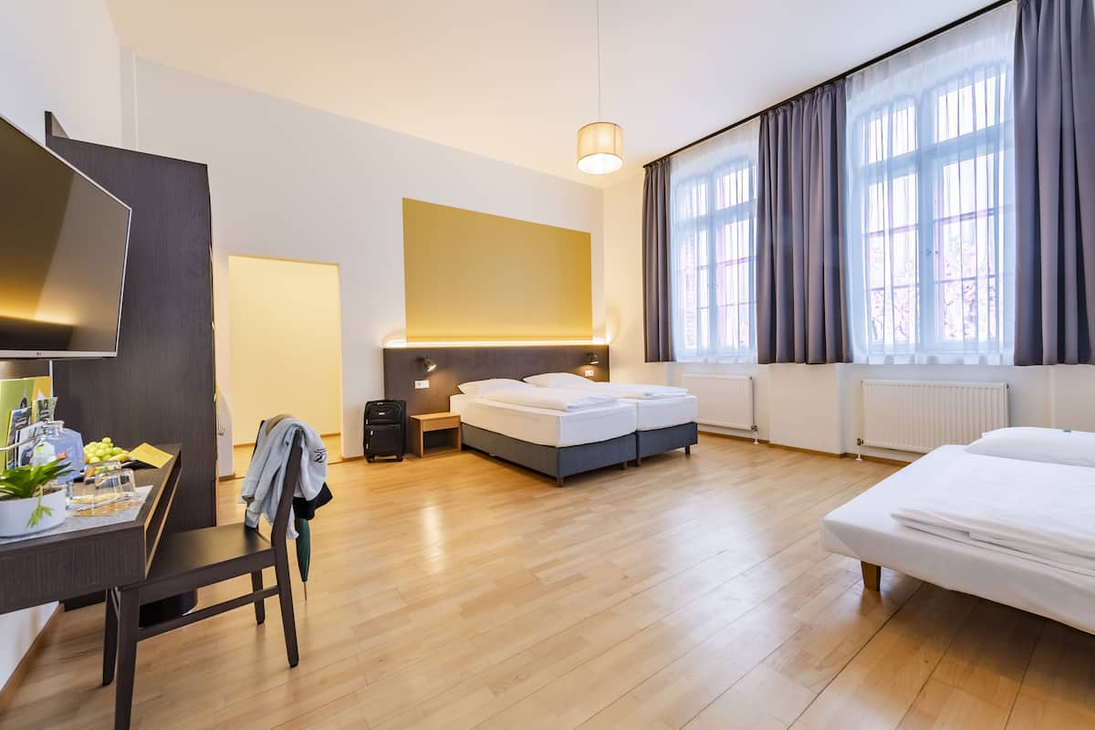 Driepersoonskamer | Een kluis op de kamer, gratis babybedden, gratis wifi, beddengoed