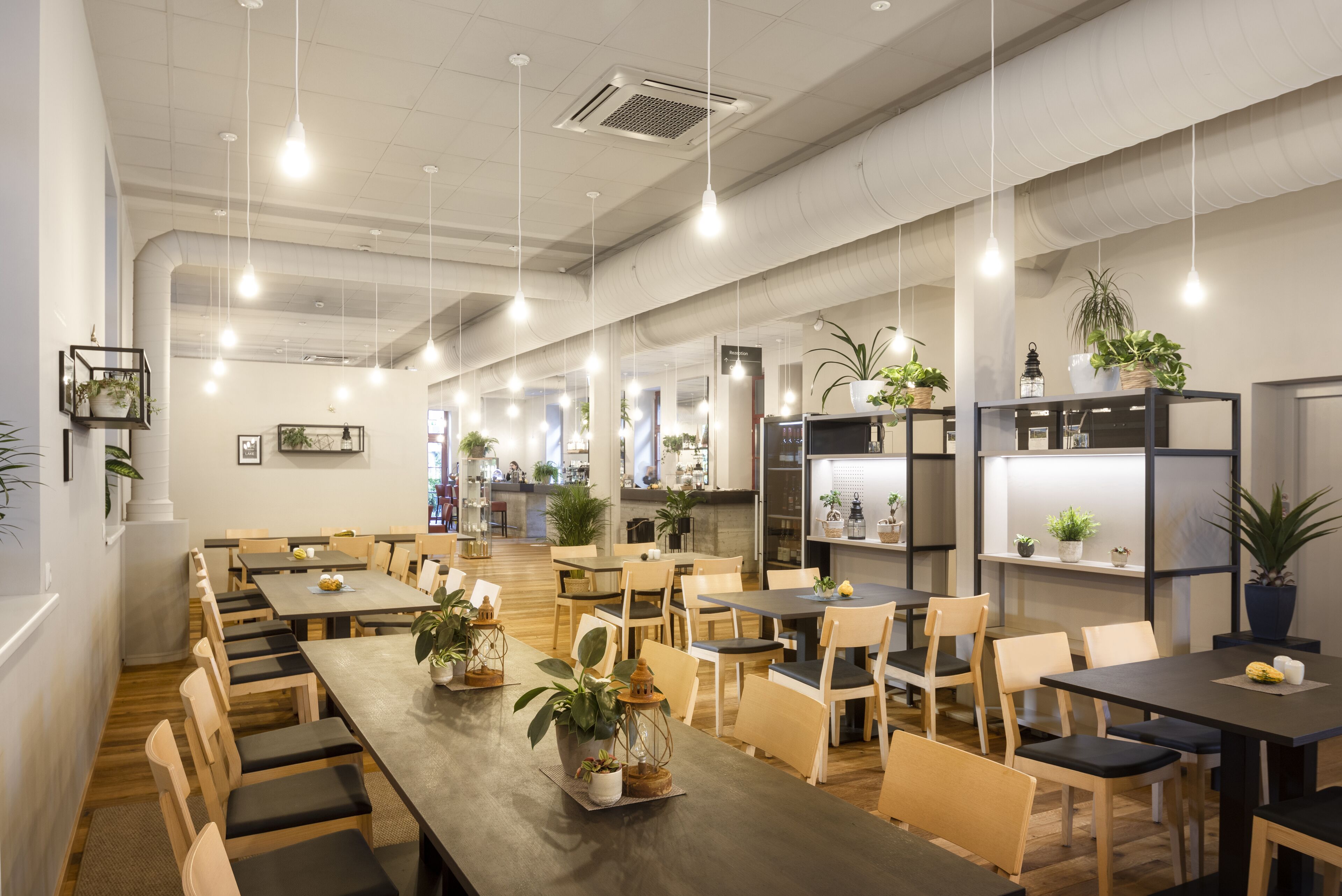 Se sirven comidas, cenas y cocina regional 