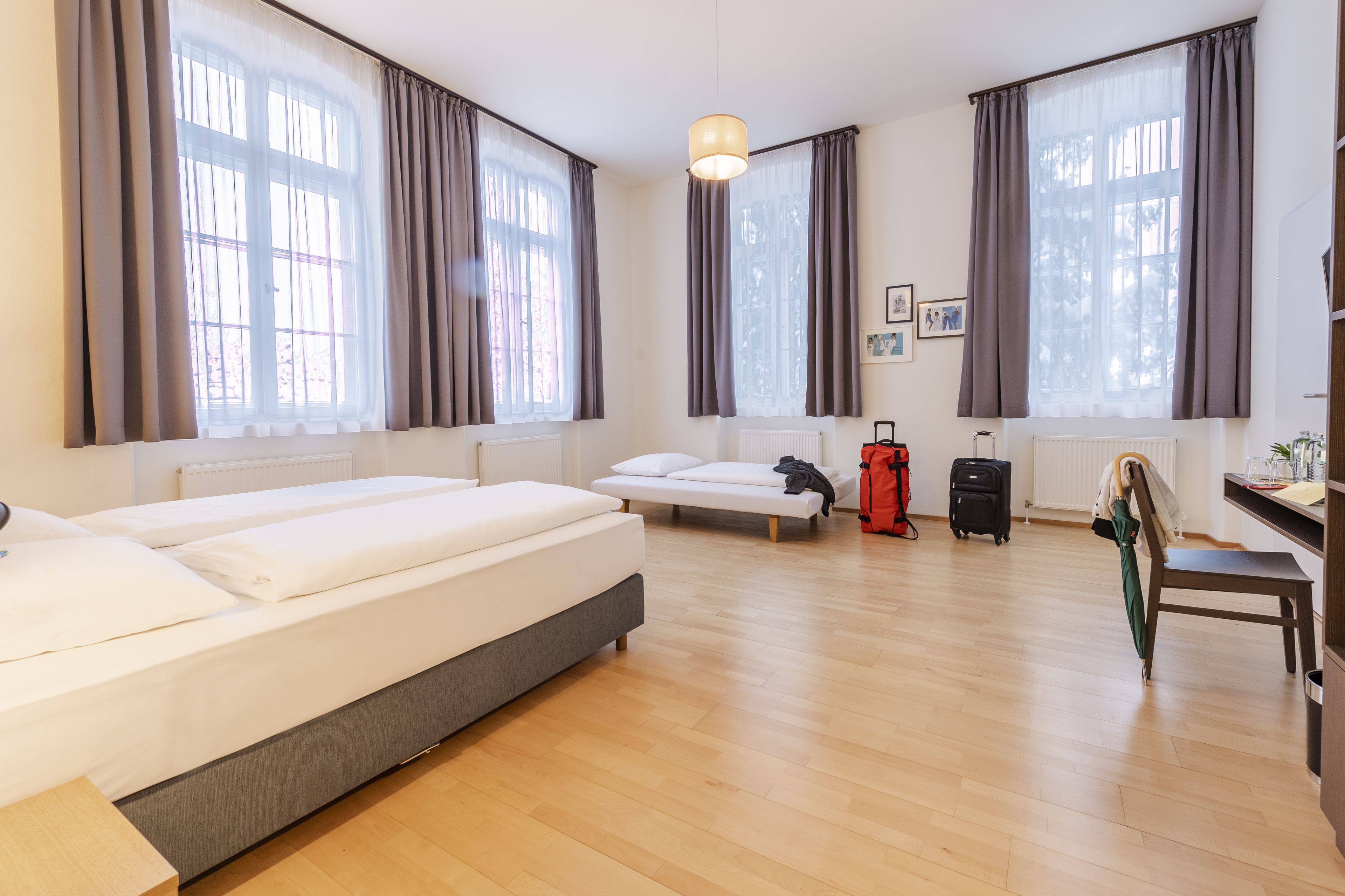 Dreibettzimmer | Zimmersafe, kostenlose Babybetten, kostenloses WLAN, Bettwäsche