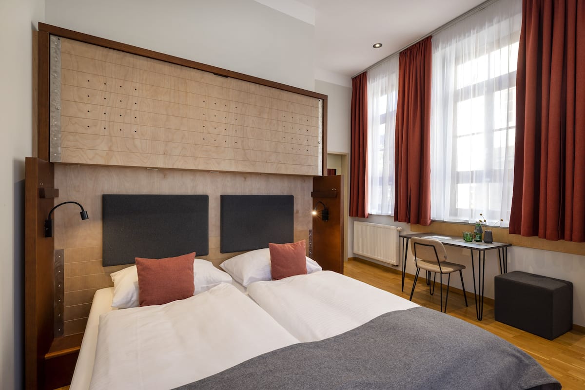 Double Room | Peti besi dalam bilik, katil bayi/kot (percuma), Wi-fi percuma 