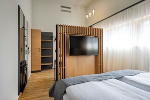 Deluxe Double Room | In-room safe, free cots/infant beds, free WiFi, bed sheets - JUFA Hotel Bregenz (Bregenz)