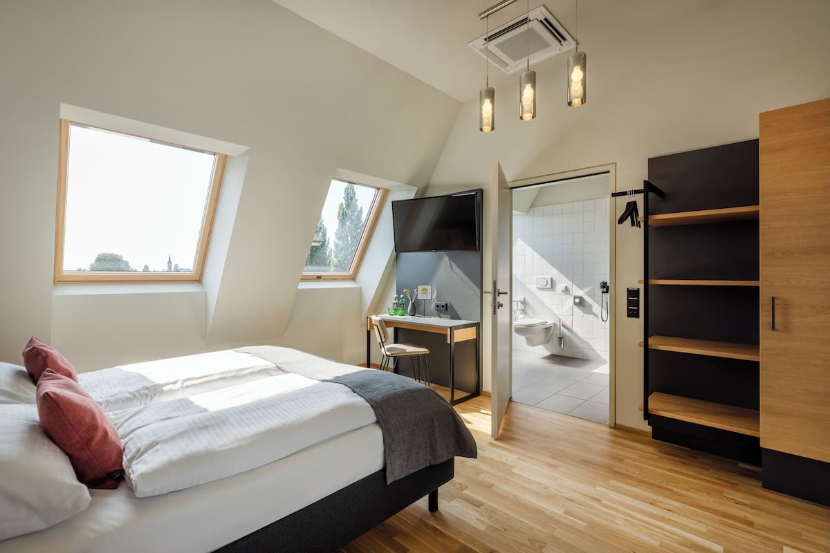 Deluxe tweepersoonskamer | Een kluis op de kamer, gratis babybedden, gratis wifi, beddengoed
