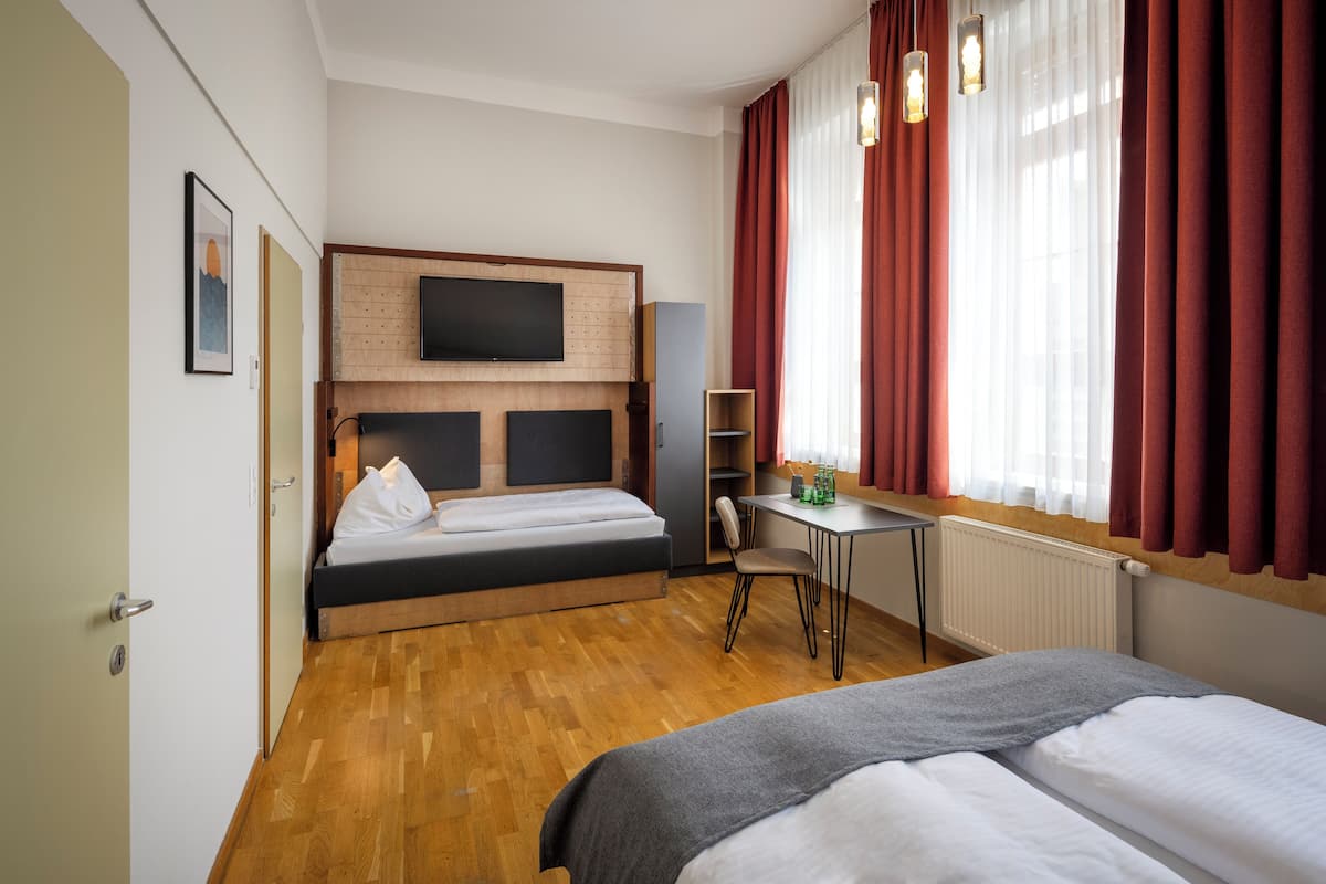 Superior Triple Room | Peti besi dalam bilik, katil bayi/kot (percuma), Wi-fi percuma 