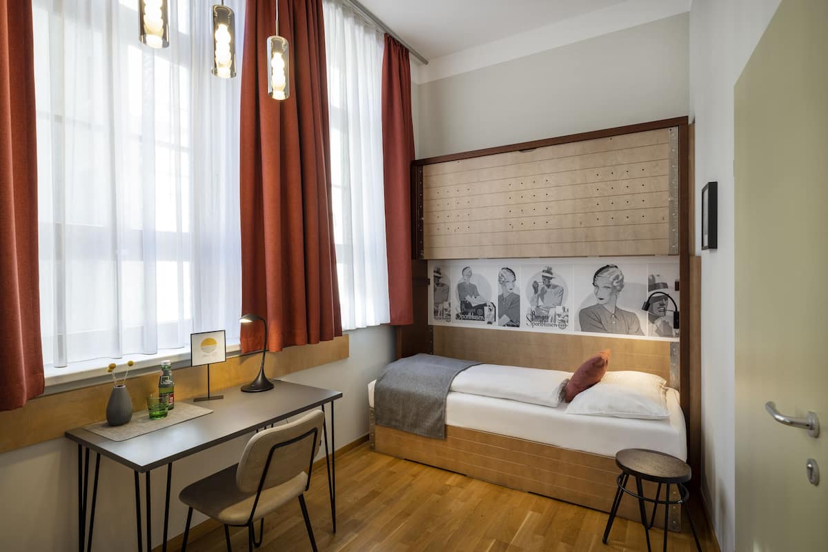 Single Room | Peti besi dalam bilik, katil bayi/kot (percuma), Wi-fi percuma 