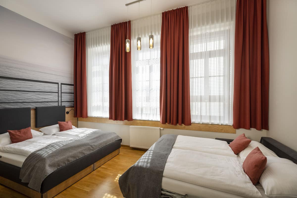 Superior Quadruple Room | Peti besi dalam bilik, katil bayi/kot (percuma), Wi-fi percuma 