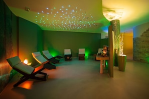 Couples treatment rooms, sauna, hot tub, steam room, Turkish bath