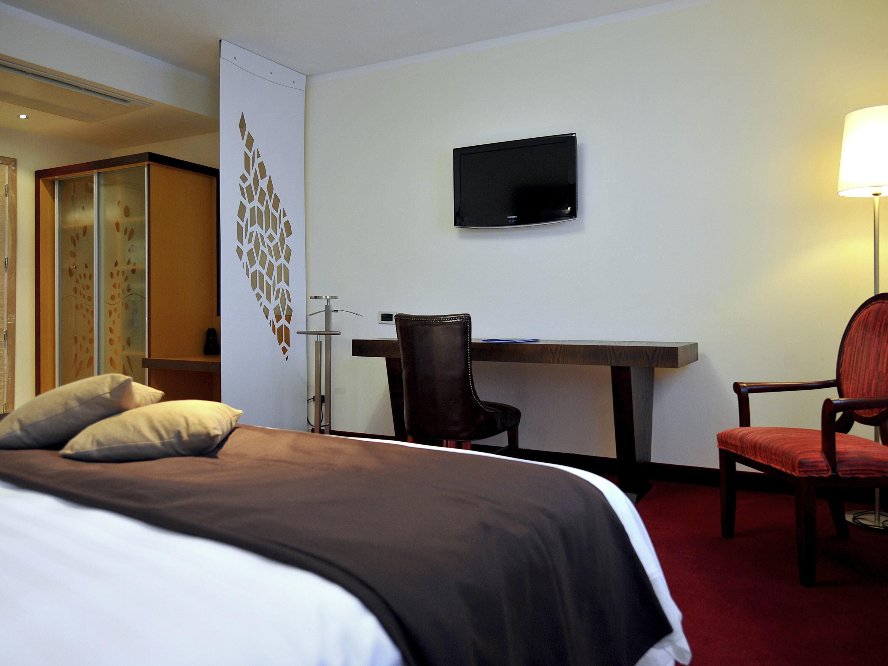 Standard Room, 1 Double Bed | Premium bedding, minibar, in-room safe, desk