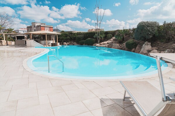 Piscine extérieure (ouverte en saison), parasols de plage