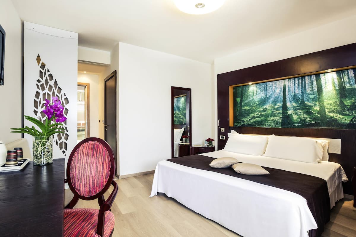 Privilege, Huone, 1 parisänky | Ylelliset vuodevaatteet, minibaari, tallelokero huoneessa, työpöytä