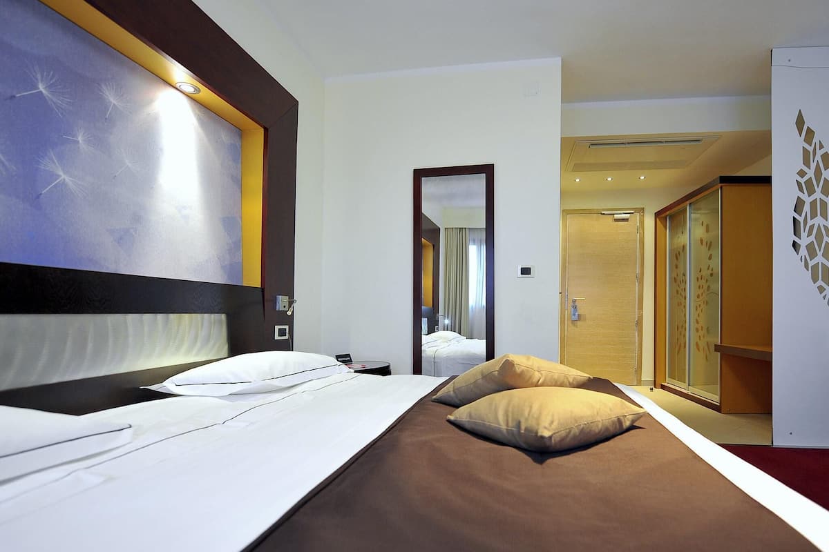 Triple Room, Multiple Beds | Premium bedding, minibar, in-room safe, desk