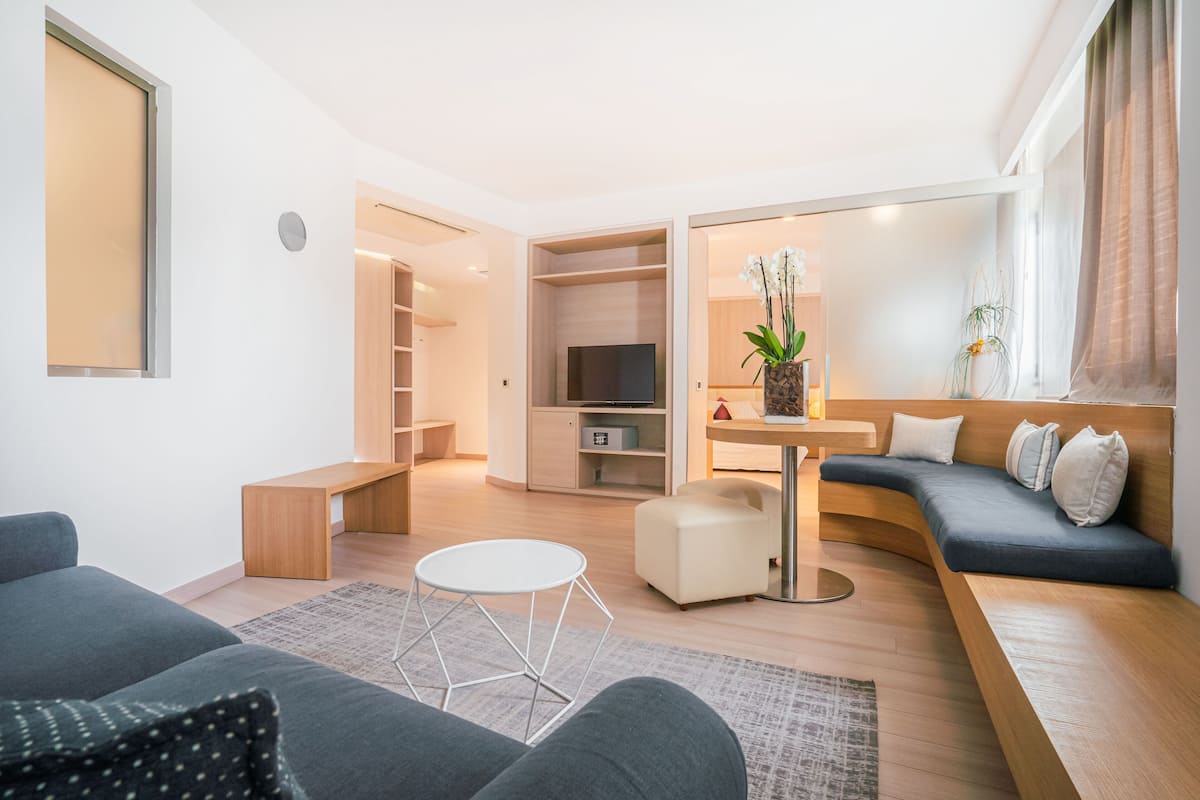 suite, 1 double bed (eclipse suite) | living area | 32-inch lcd tv with satellite channels, tv