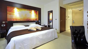 Standard Room, 1 Double Bed | Premium bedding, minibar, in-room safe, desk