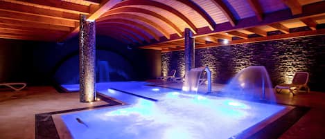 Couples treatment room(s), sauna, hot tub, steam room