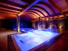 Couples treatment room(s), sauna, hot tub, steam room