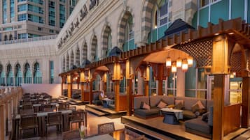 2 restaurants; ze serveren er ontbijt, lunch, diner en brunch