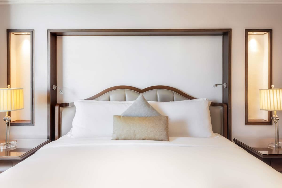 2 bedrooms, premium bedding, minibar, in-room safe