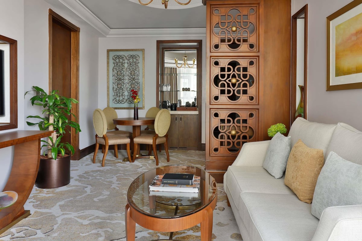 2 bedrooms, premium bedding, minibar, in-room safe