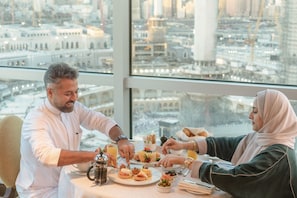 2 من المطاعم؛ يتم تقديم الإفطار، والغداء، والعشاء، والإفطار المتأخر 