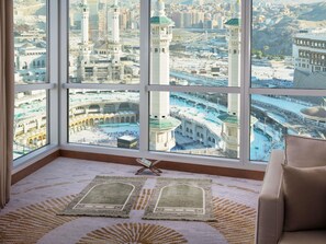 Panoramic Suite, 1 Bedroom (Kaaba View) | Premium bedding, minibar, in-room safe, individually decorated
