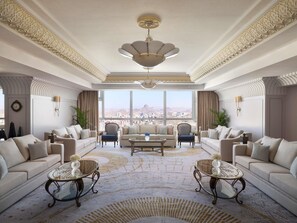Ein luxuriöses Wohnzimmer mit weitreichender Stadtansicht, stilvollem Mobiliar und verziertem Deckenaufbau.