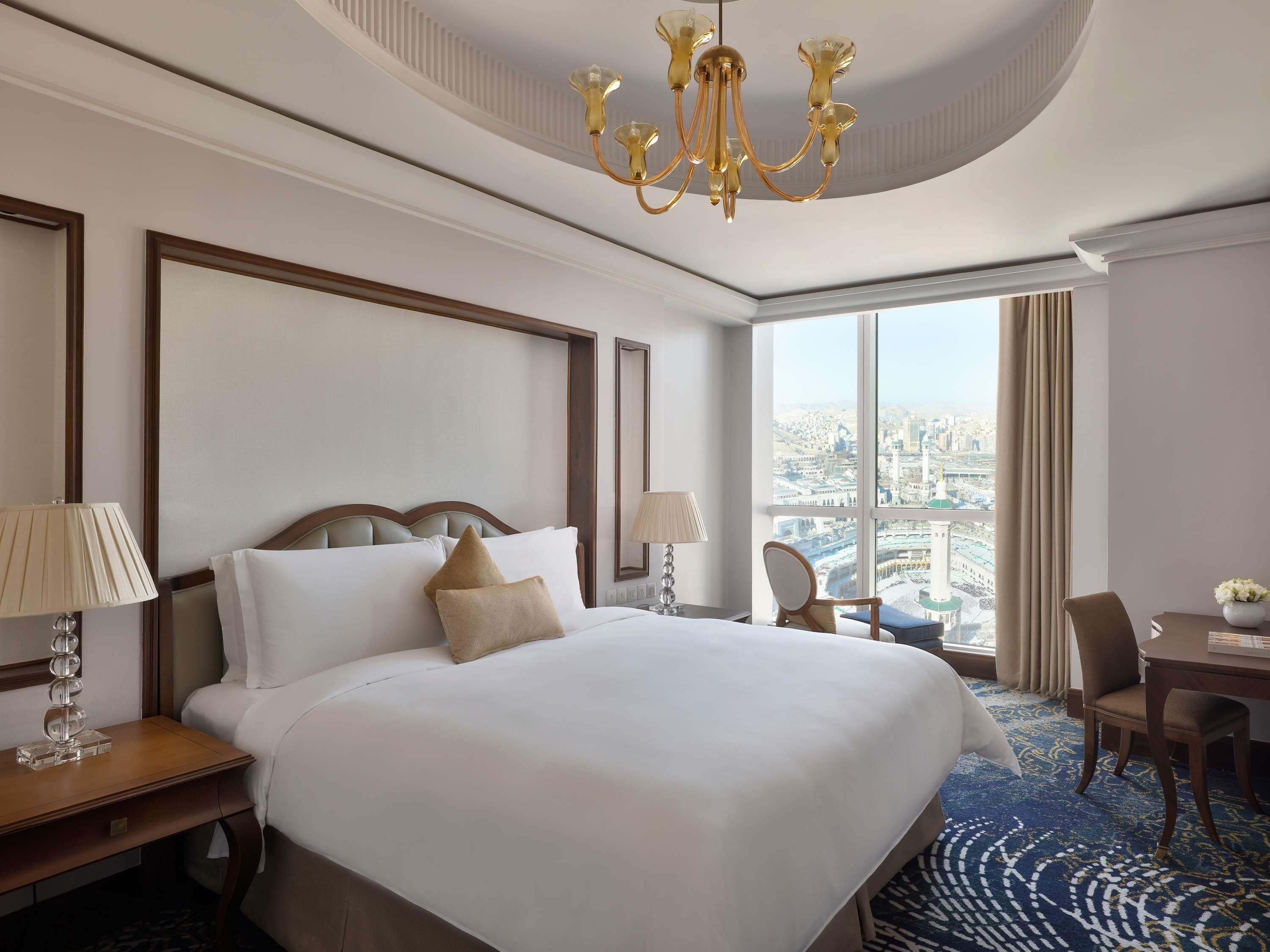 Suite – royal, 2 soverom (Partial Kaaba View) | Sengetøy av topp kvalitet, minibar og safe på rommet