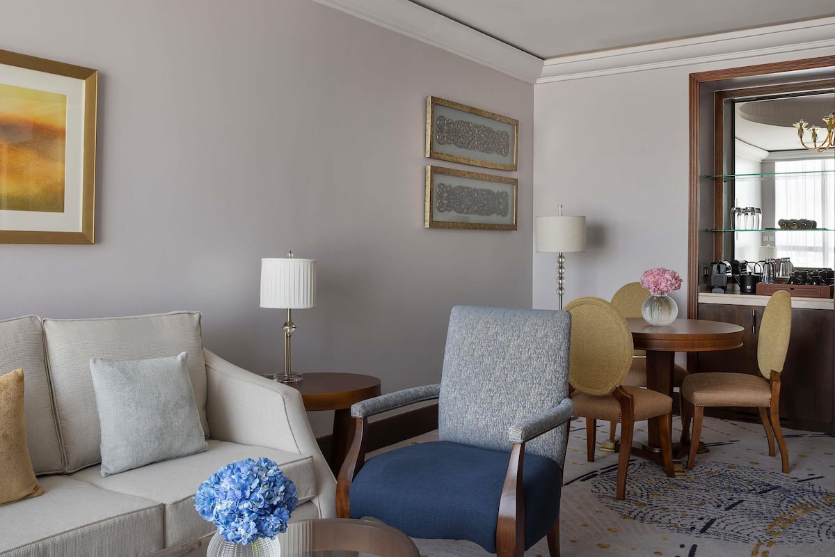 2 bedrooms, premium bedding, minibar, in-room safe
