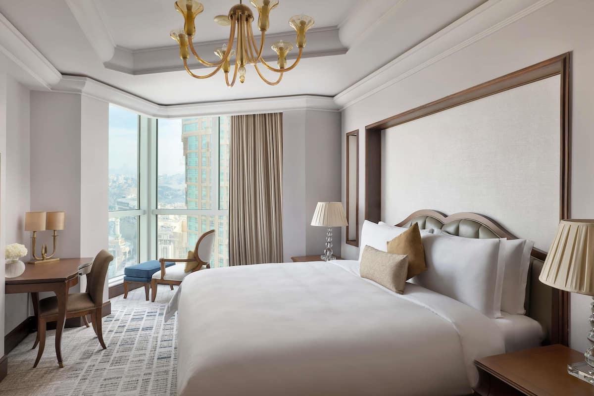 2 bedrooms, premium bedding, minibar, in-room safe
