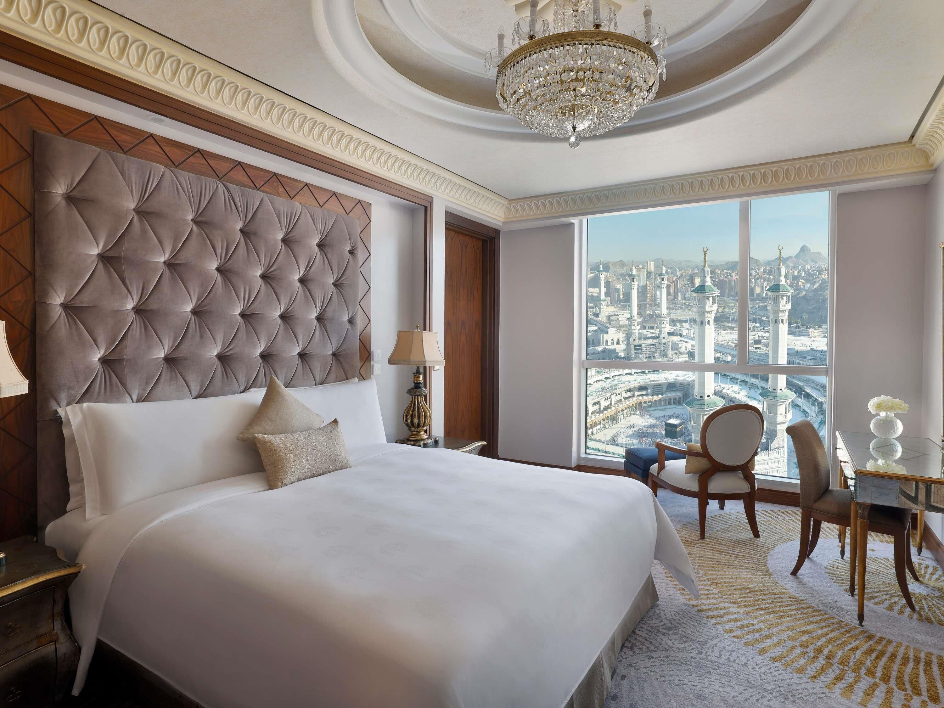 Hochwertige Bettwaren, Minibar, Zimmersafe, individuell dekoriert