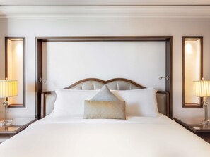 Sengetøy av topp kvalitet, minibar og safe på rommet